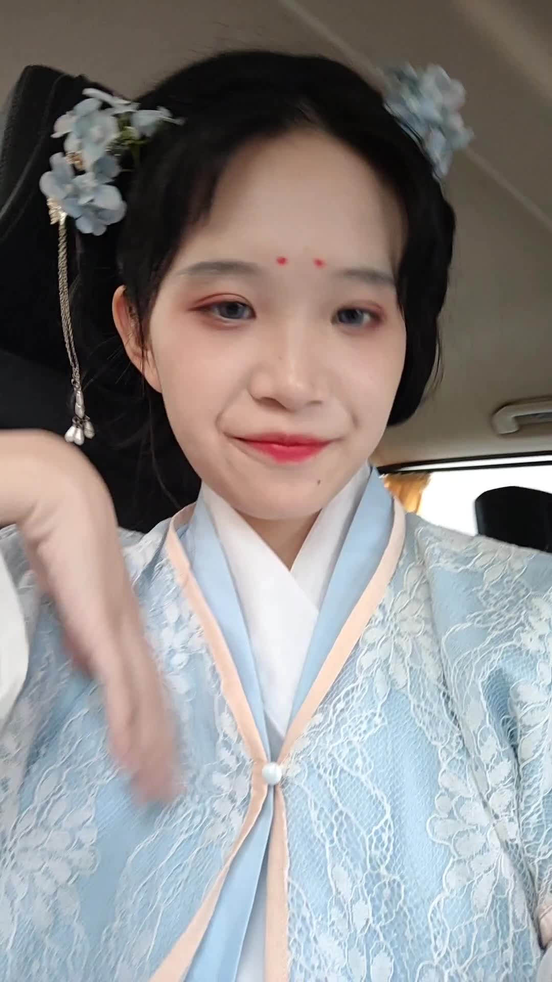 今天像不像小玉兔呀？
