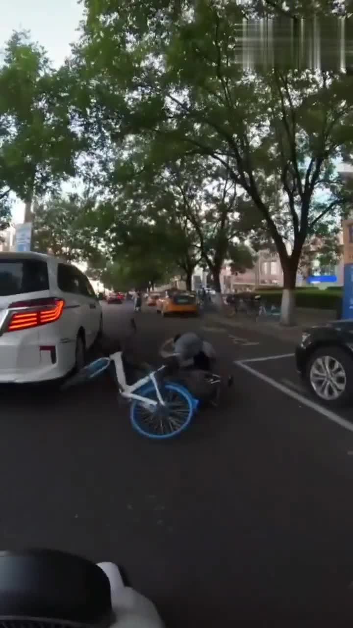 胡骑乱钻！这么窄的地方瞎超什么车啊。