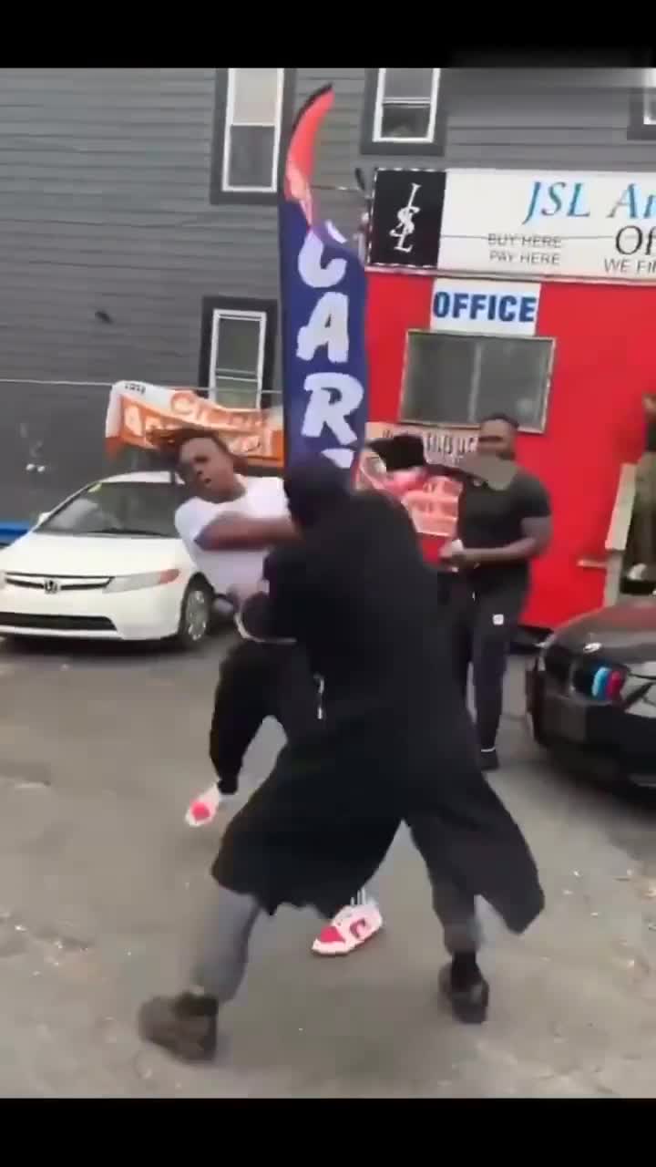 街头霸王！白衣小黑的脑袋被干的嗡嗡的