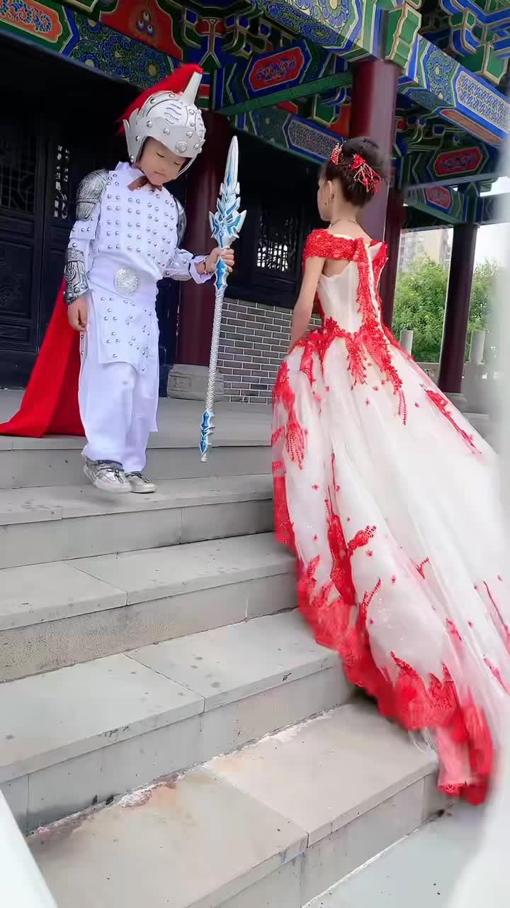 我儿子对这套服装和这个道具枪太着迷了……
