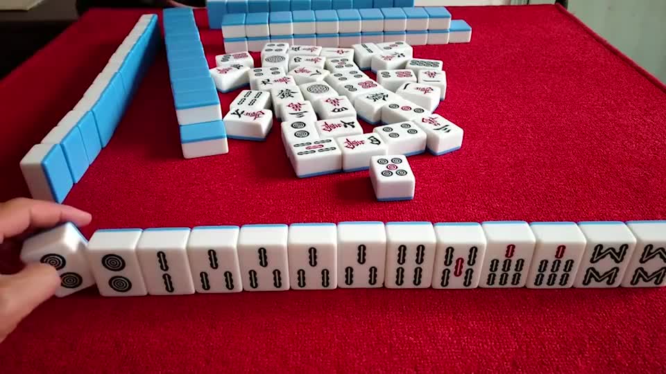 就是这么刺激，小哥直取清一色，引得牌友羡慕嫉妒恨