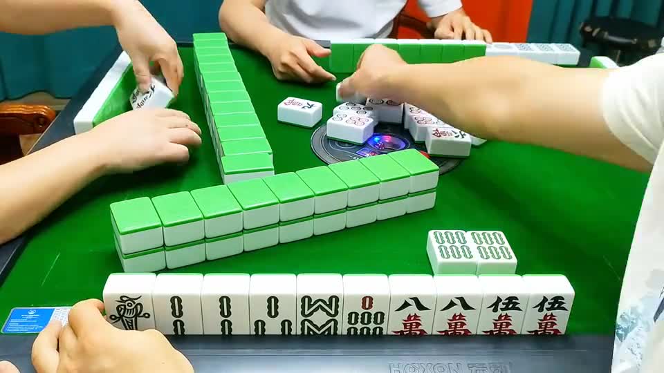 麻将 下家捏牌捏得好，一把极品没做成功！#麻将#打麻将