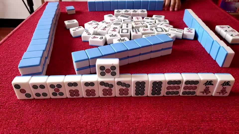 看小伙如何经营一手好牌，自摸三饼拿下清一色连七对