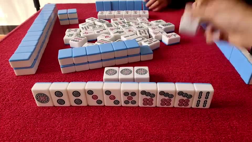 碰上高手，这真是无论怎样都胡不了牌，小哥苦不堪言