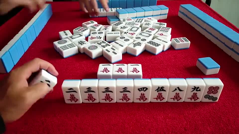 好戏都是压轴的，小哥摸来卡四万胡下清一色