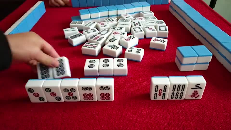 小哥做出清一色碰碰胡很开心，结果碰上对家炸胡牌，这该怎么办？