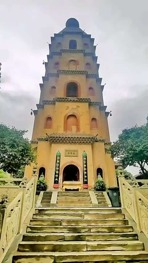师父说：你是不同的你要跳出来不要被局限要俯视的看先看天地象再观净彻心度己方度人