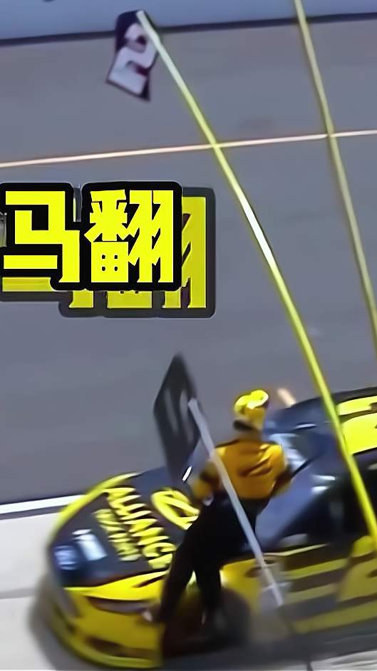 事实证明不是什么人都能去给赛车换轮胎！
