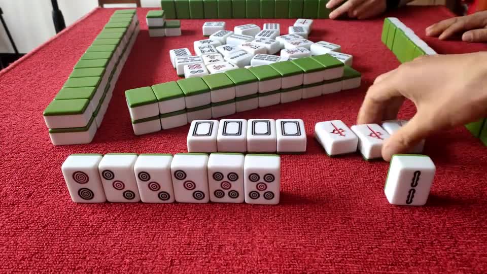 麻将：摸来二饼惊喜又意外，小哥最后胡下十八罗汉，开心坏了