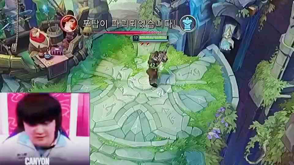 LOL职业选手在S10上展示2秒换3个装备，4个解说齐呼：哎呦，这手速