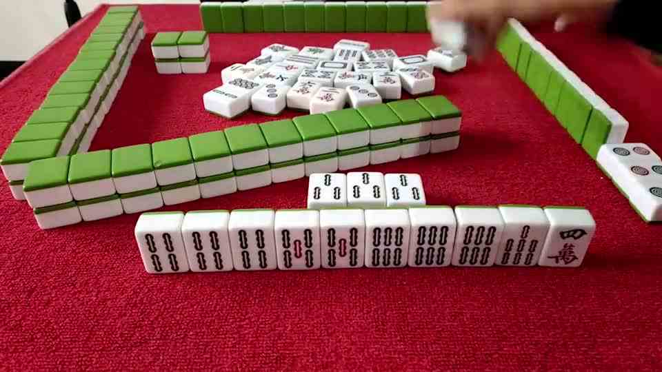 做出清一色碰碰胡很亮眼，却在关键时刻，小哥被对家当头一棒