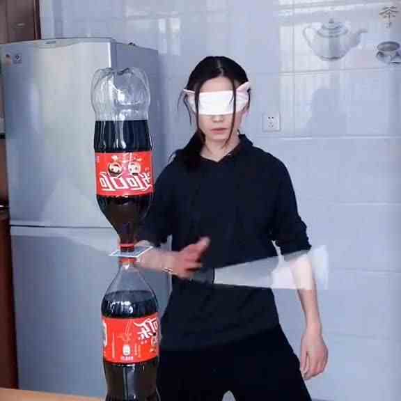 美女蒙眼双截棍打掉两瓶可乐中间夹的纸牌，这双截棍玩的出乎意料