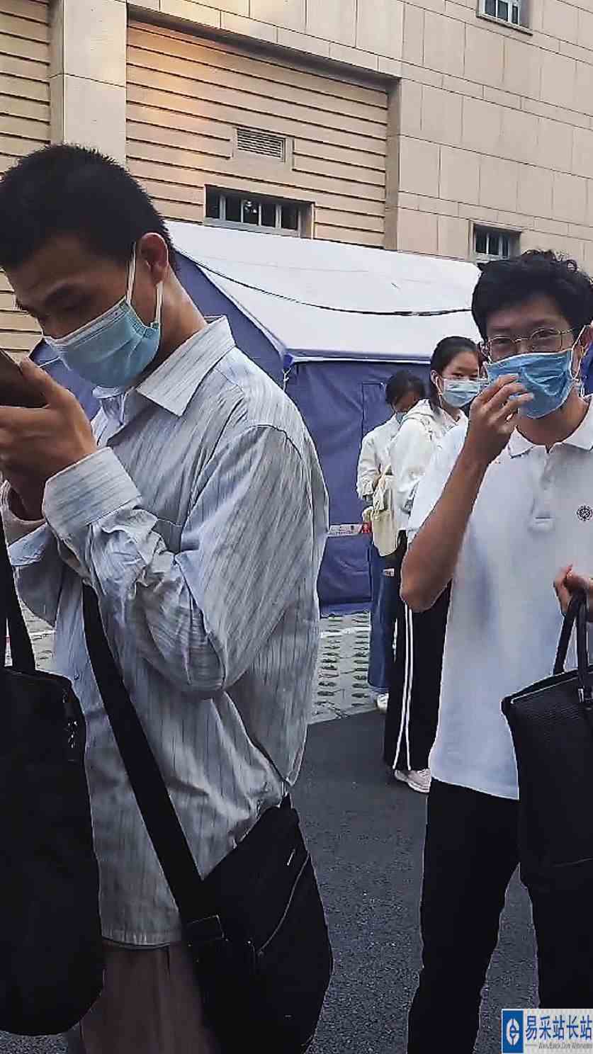 这就是韦神！核酸排队仍解数学题，做自己喜欢的事，无惧他人眼光