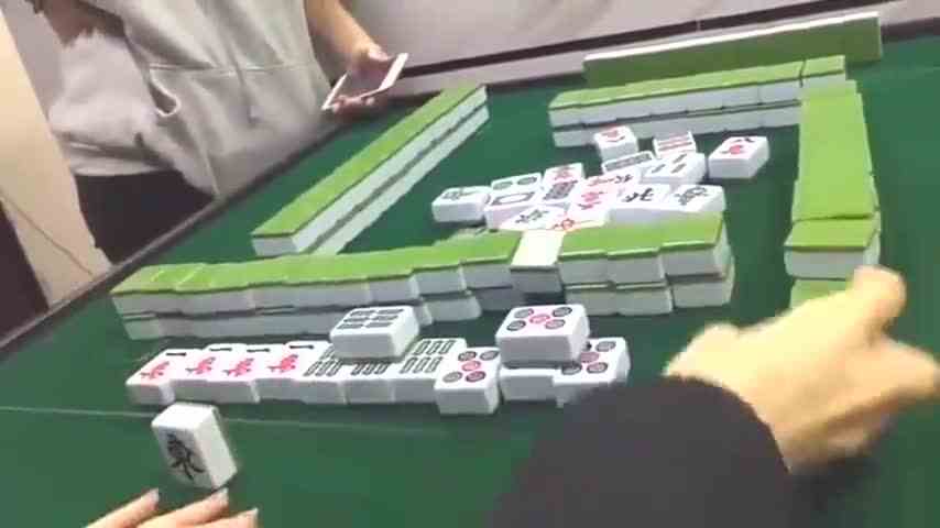 先不说闺蜜技术好，就这气势也能把麻将桌废了