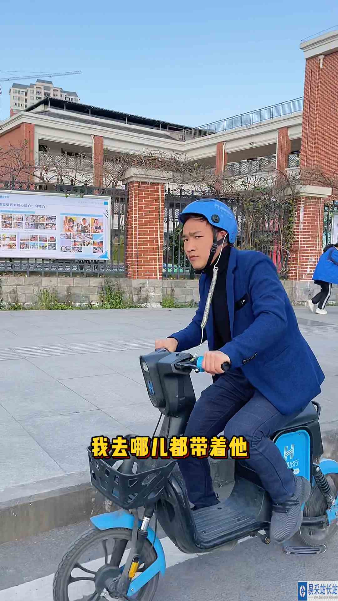 这是我兄弟，十年前为了救我，脑袋被驴踢了，现在我去哪儿都带着他！ #戏精的日常 