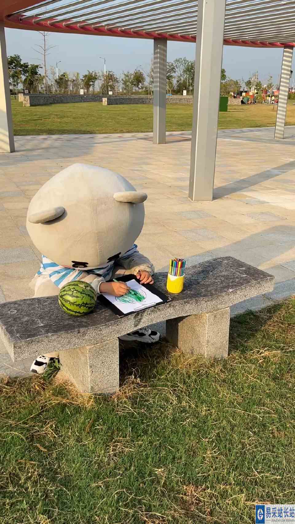 小熊今天画了个西瓜，被大熊撕了，小熊好伤心