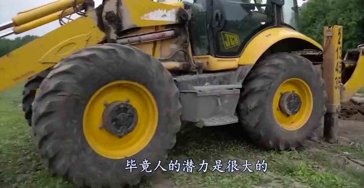 老外掉进4米深坑，尝试各种方法出来，一次真正意义上的绝地求生