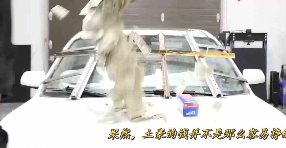 土豪游戏大挑战：砸坏一辆车，就能赢得10000美元！