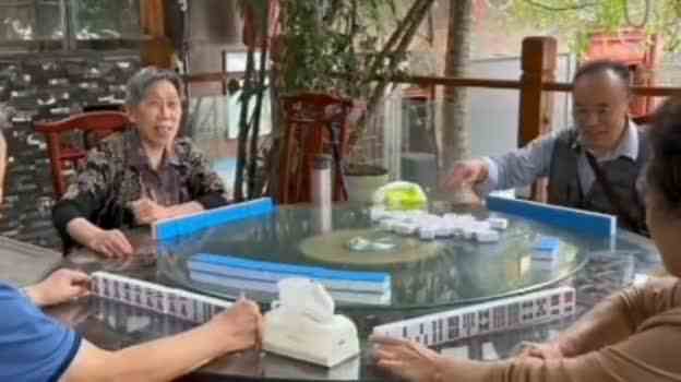 大爷大妈这样子打麻将，这样高级啊专治偷摸牌的