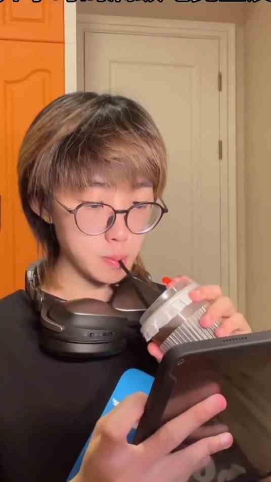 KPL夏决粉丝图鉴 当你开学后发现自己的舍友是个电竞职业选手时