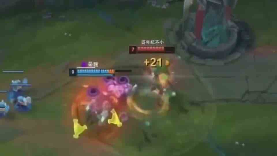 卡密尔将锐雯压在塔下打半天，结果锐雯一波三段QW抓住机会直接反杀！