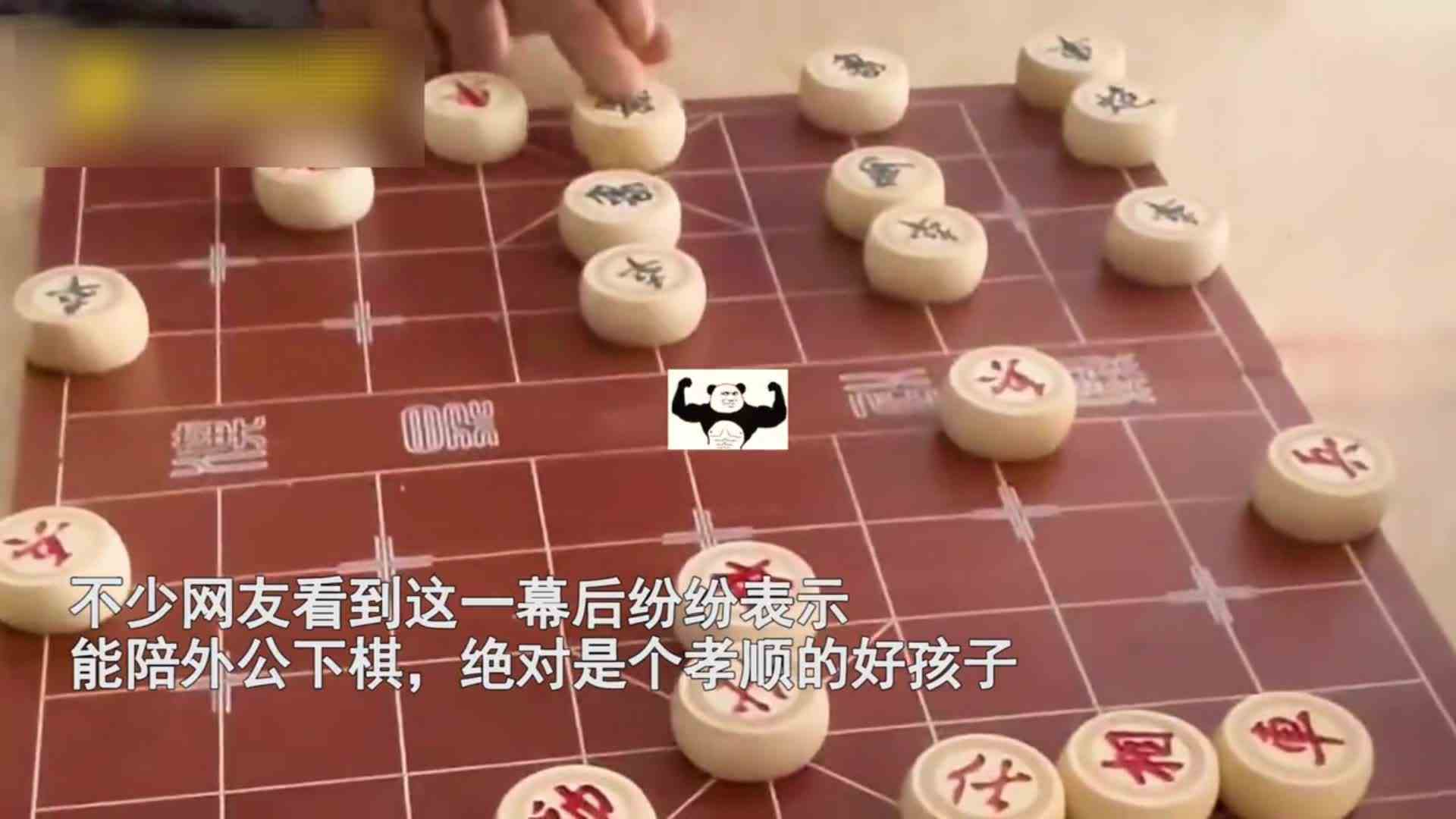 女孩拿“科技”和外公下象棋，一通操作轻松碾压， 外公当场看懵