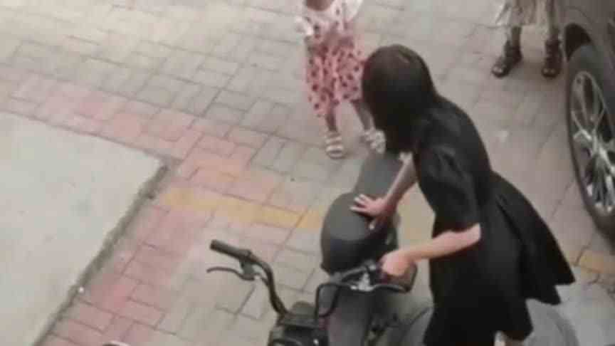 我以为她开不出去，最后还是把车开出去了