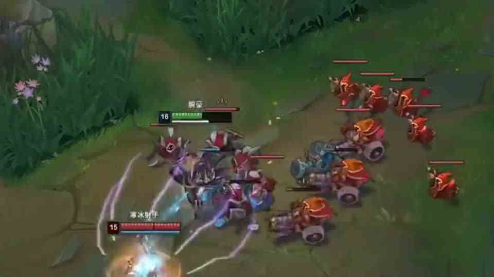 腕豪完全无视艾希伤害，淡定补兵，打完一拳将艾希送走！