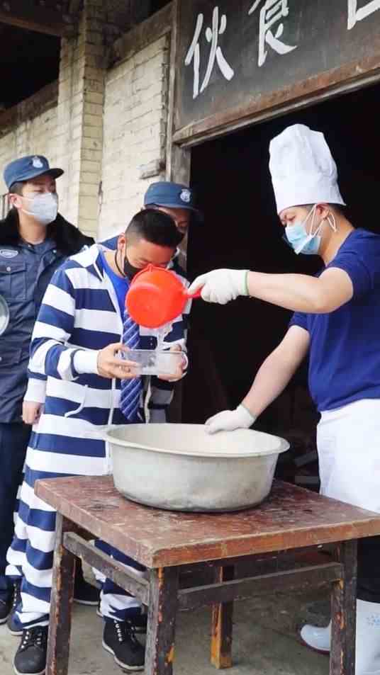 哈哈哈，摸不清对手情况下，要低调，别给自己挖坑