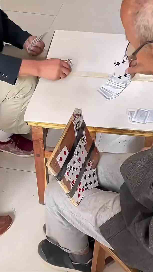 大爷打牌就输过一次，网友：没猜错的话，大爷另一只手在澳门吧