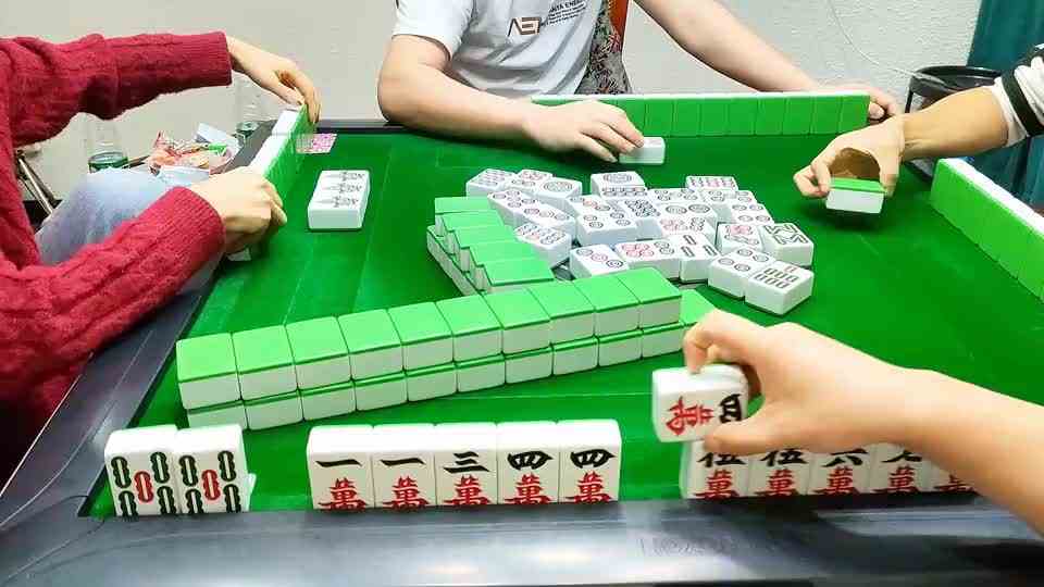 麻将 分析粉丝实战打法，小亮这次豁出去了，极品关三家！#打麻将#麻将