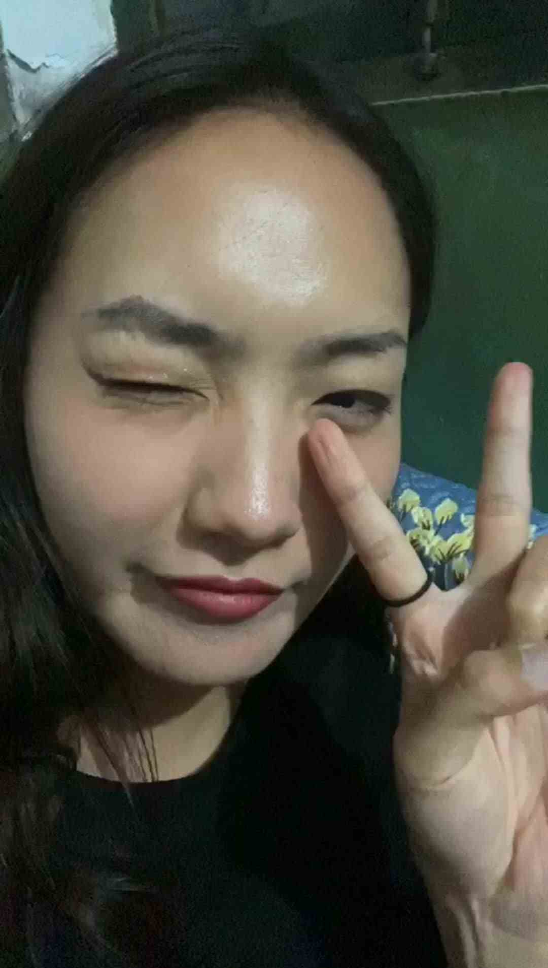 微暗的灯光承托皮肤好好