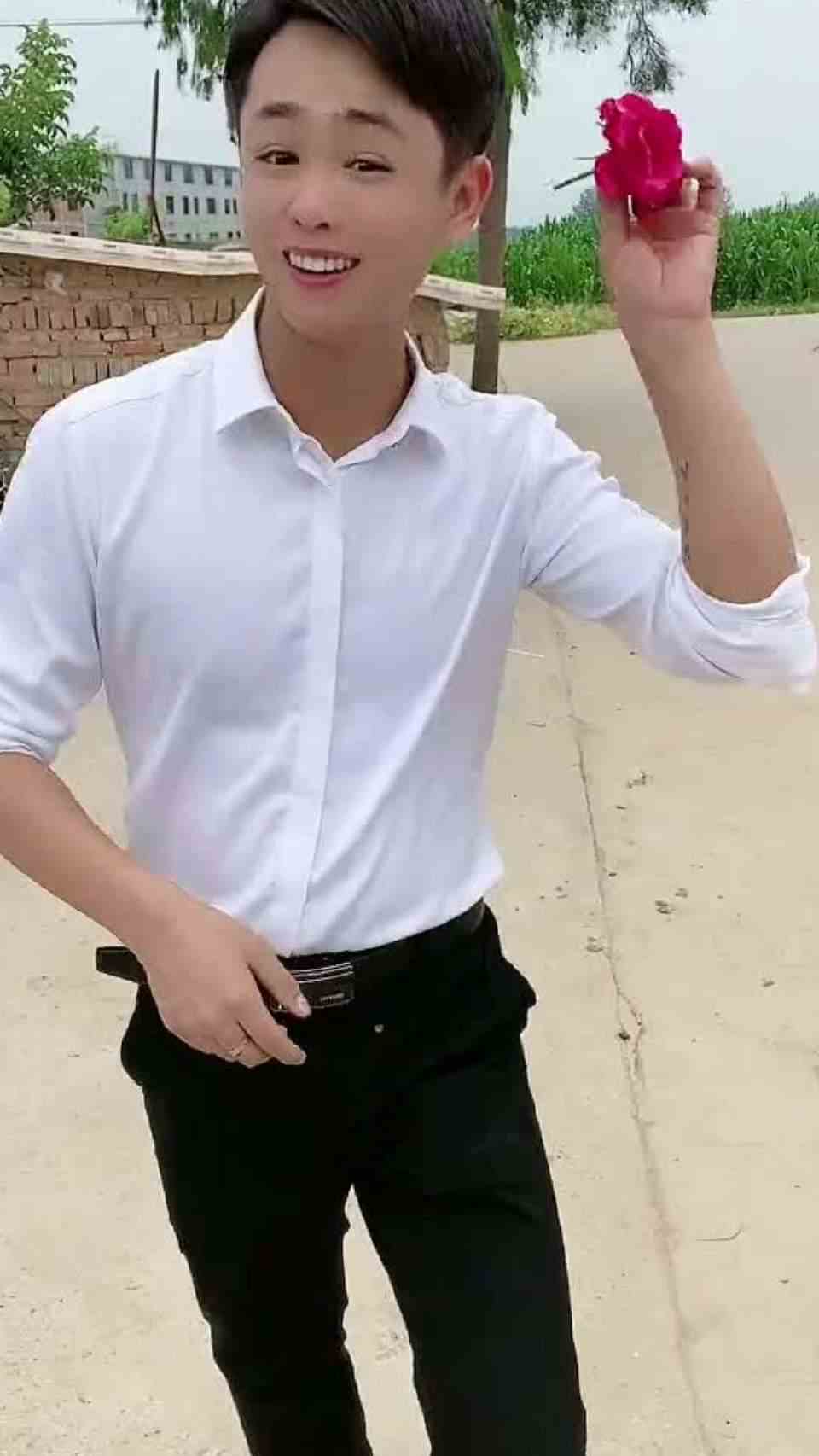 小妹妹是送不走我了，因为小哥哥难舍又难留