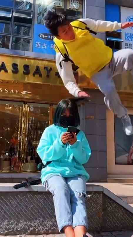 以后不能随便撩妹了，小心被削