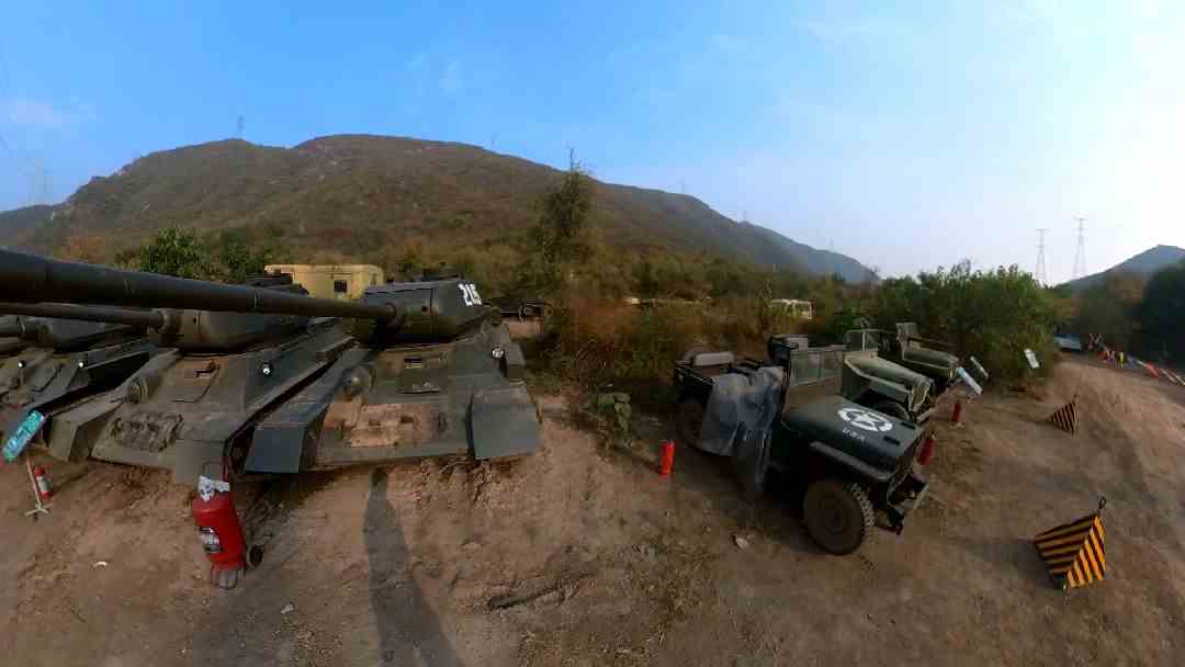 #战狼2 #坦克公园 工程师李亚生，作为铁杆军迷和二战军车研究会创始人，多年来从事坦克装甲车和其它军用车辆修复和复刻，主要用于军事题材影视作品的拍摄。