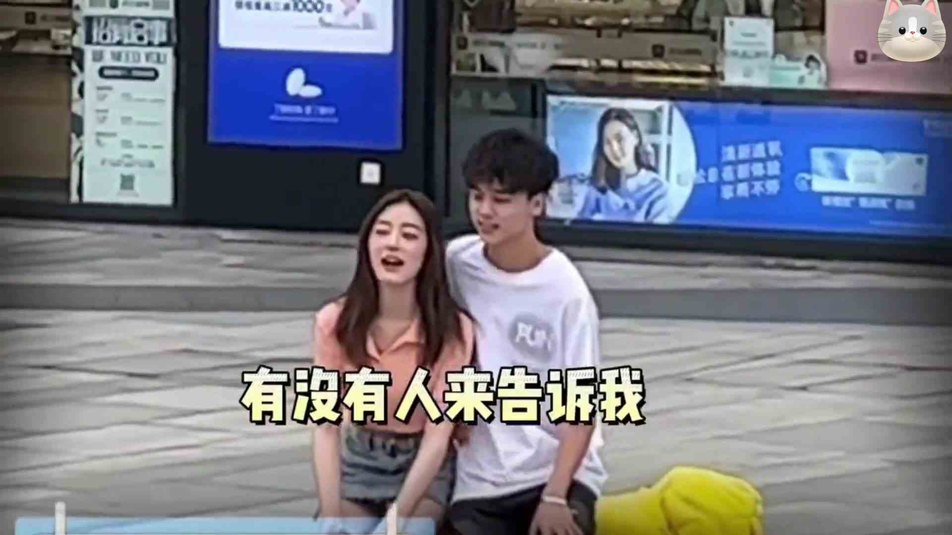 不仔细看还真没发现下面有个人！小情侣这波伤害直接拉满了