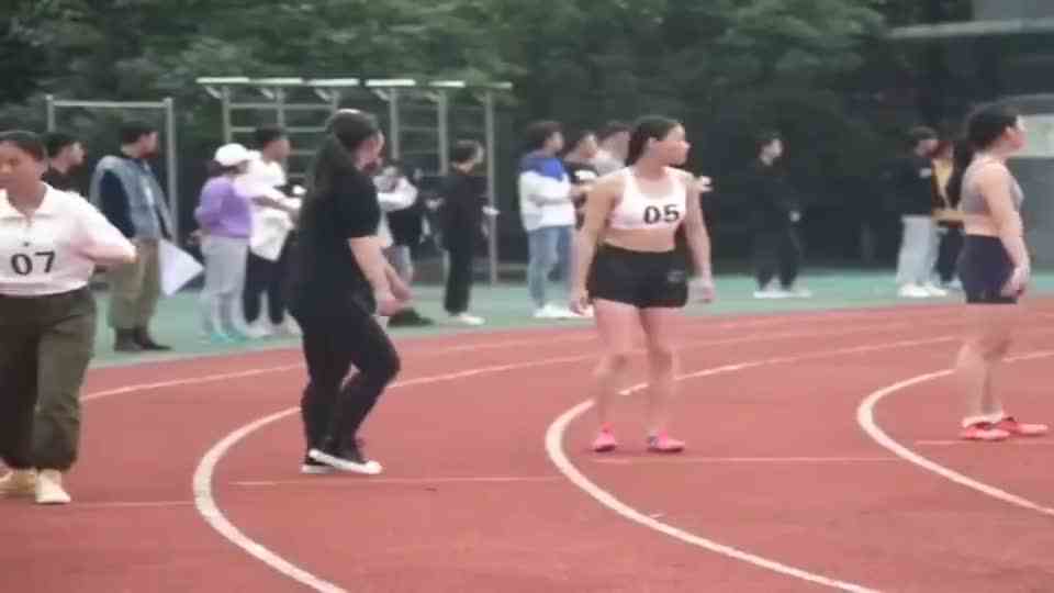看装备就知道不是一般人，好队友就是帮你甩掉半圈人，跟开挂似的