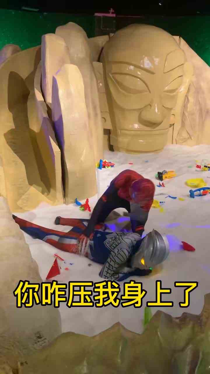 #搞笑 这恐龙可真惨，恐龙蛋也被抱走了，还给吓一跳