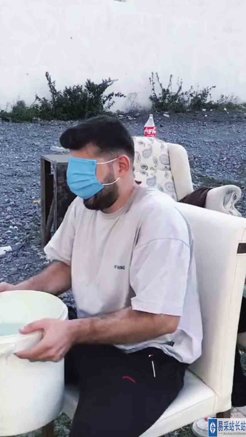 蒙眼倒水接力游戏，第一个和第二个多少都带了点私人恩怨