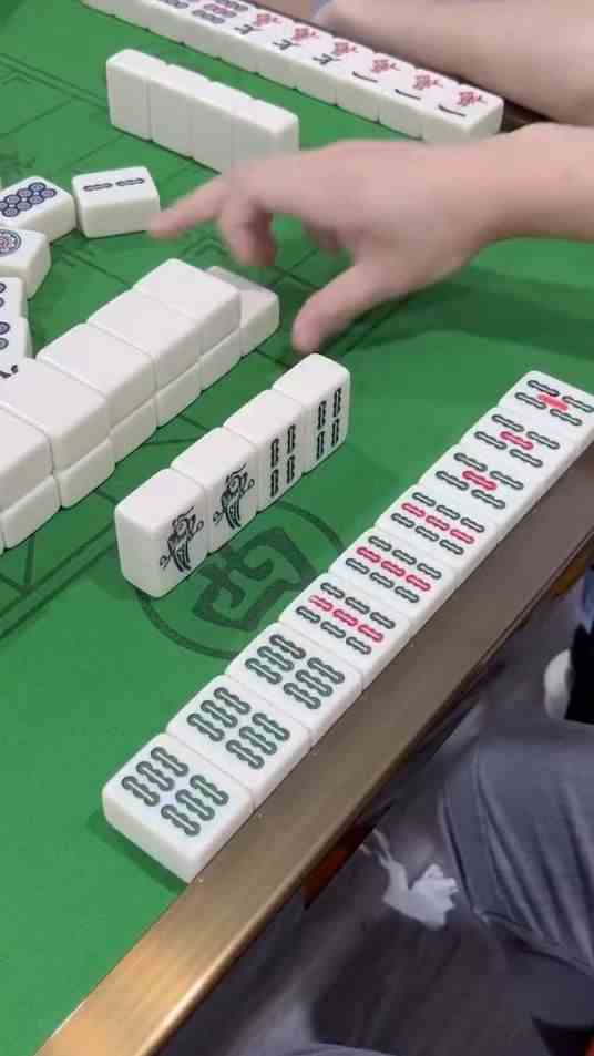 给下家看得一愣一愣的