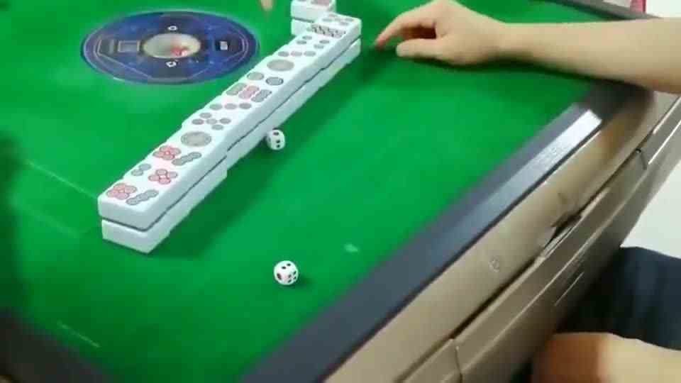 这是我见过最奇葩的打麻将方式，牌面是向上的