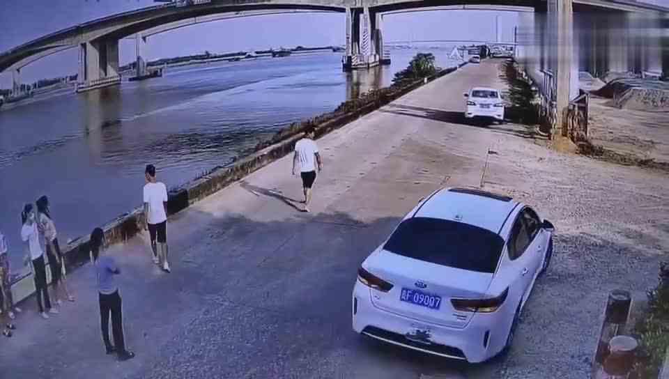 迷之操作！怎么把人顶下去了？