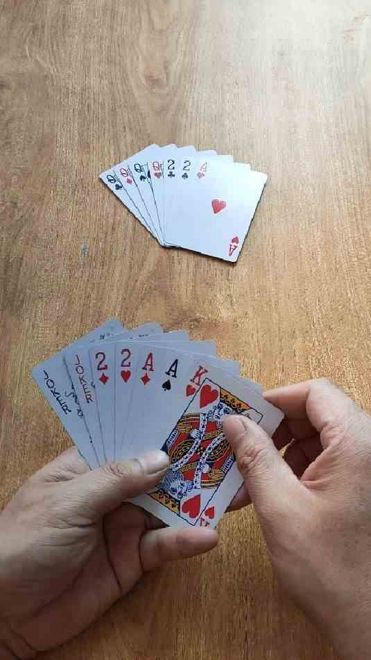 这牌势力相当，高手指导我先出一个2能赢