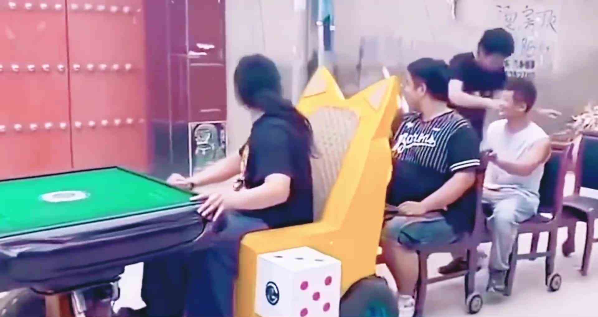 拉着麻将机去打牌了，这创意可以哈