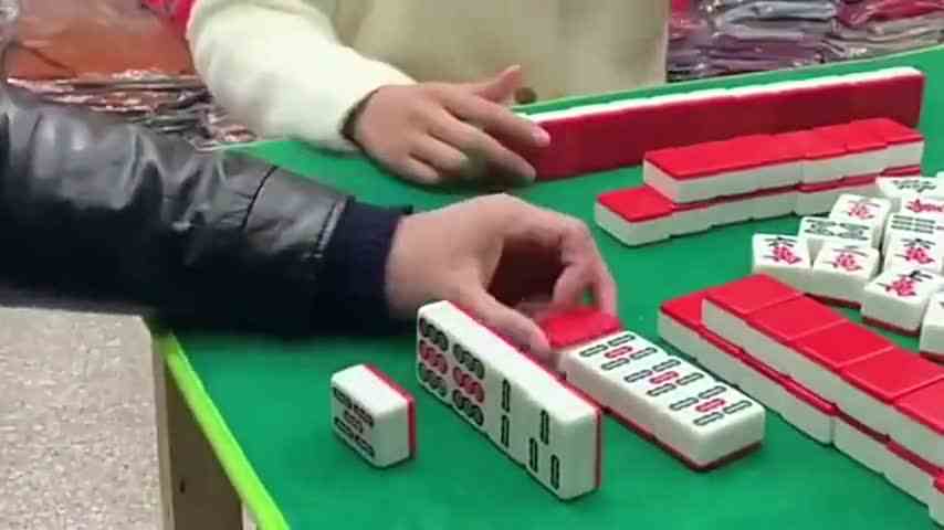 小伙和朋友打麻将，还敢玩暗杠，幸亏小伙把五条给摸来了呢