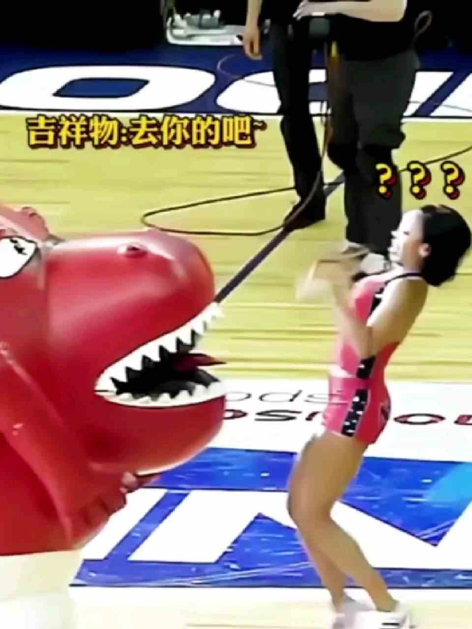 球场吉祥物生吞拉拉队美女！