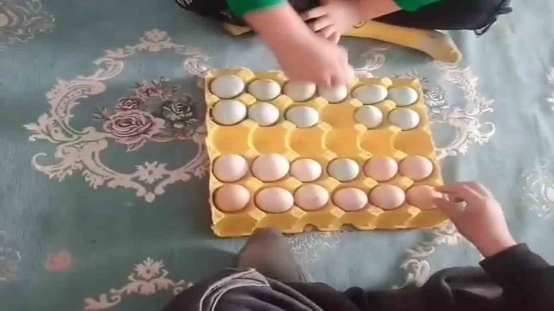 现在的小孩真是太聪明，在没有五子棋的情况下，竟想出来这么一招。