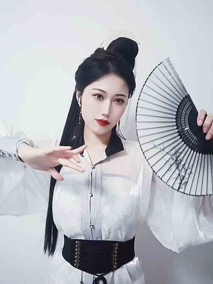 师姐，我定要成为这仙门魁首，让所有嘲笑我们的人付出代价。