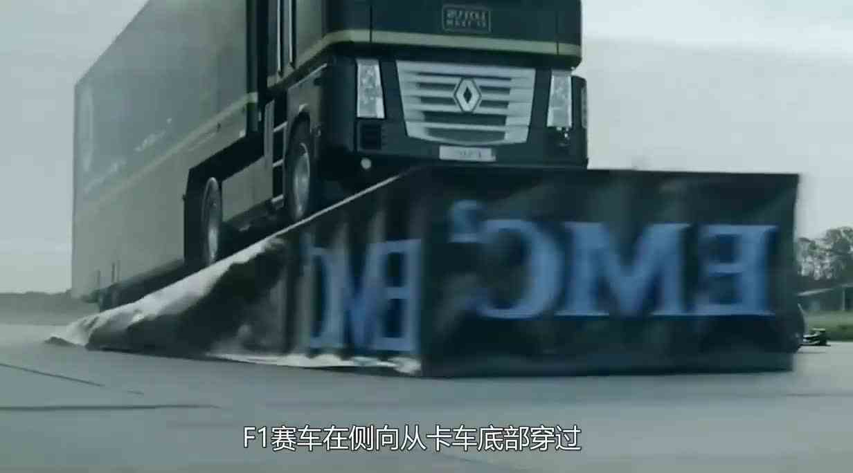 老外用14辆卡车模拟钟表运行，24小时不停歇，秒针司机是最累的