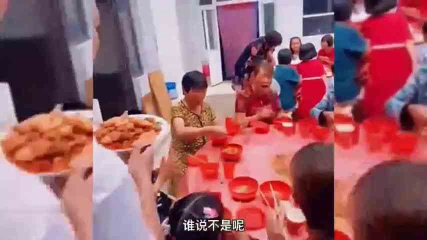 20个小丑竟是我自己的人，我让对面的女孩看过来，阿姨心里没点数
